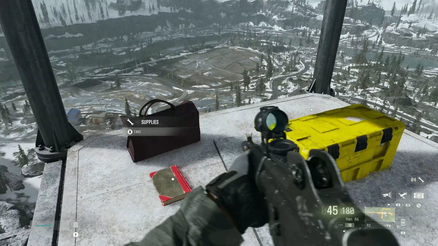 Eine gelbe Versorgungskiste auf dem Funkturm im Base Camp in MW4 Stranded